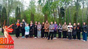 7 мая студенты группы Л24-1 возложили цветы к памятнику Скорбящая мать в парке Памяти и Славы в честь 80-й годовщины Победы в Великой Отечественной войне.