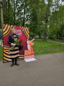 Сегодня, в день празднования 80-й годовщины Победы советского народа в Великой Отечественной войне, администрация колледжа провела церемонию возложения цветов к мемориалу, посвященному павшим воинам.